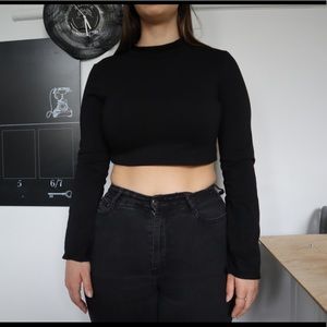 Black long sleeve crop top.
